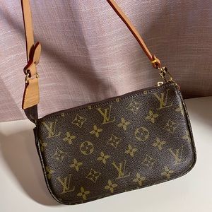 Designer inspired pochette.